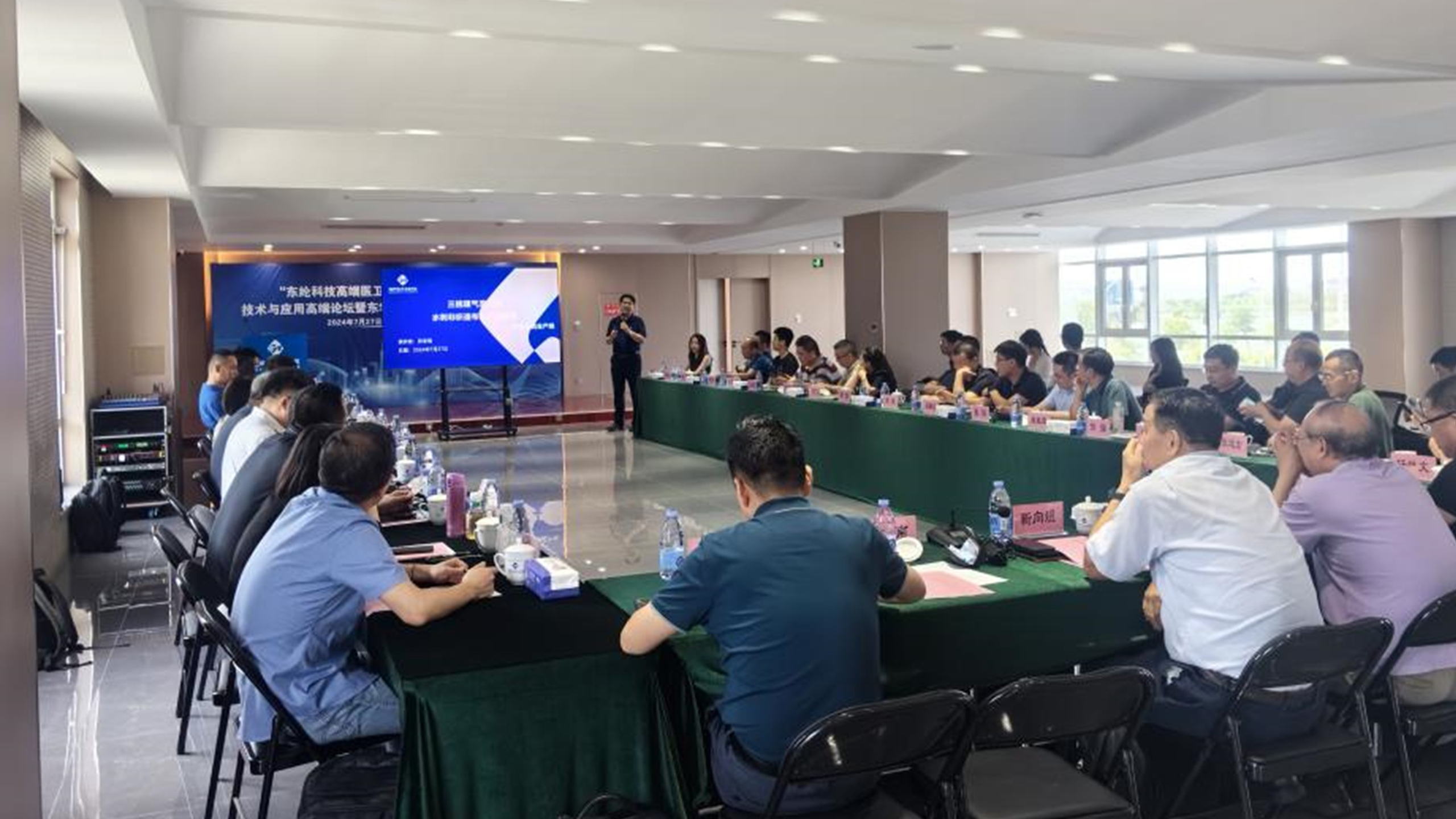 “東綸科技高端醫(yī)衛(wèi)用水刺非織造布生產(chǎn)線”技術(shù)與應(yīng)用高端論壇<br>在天津?yàn)I海成功舉辦