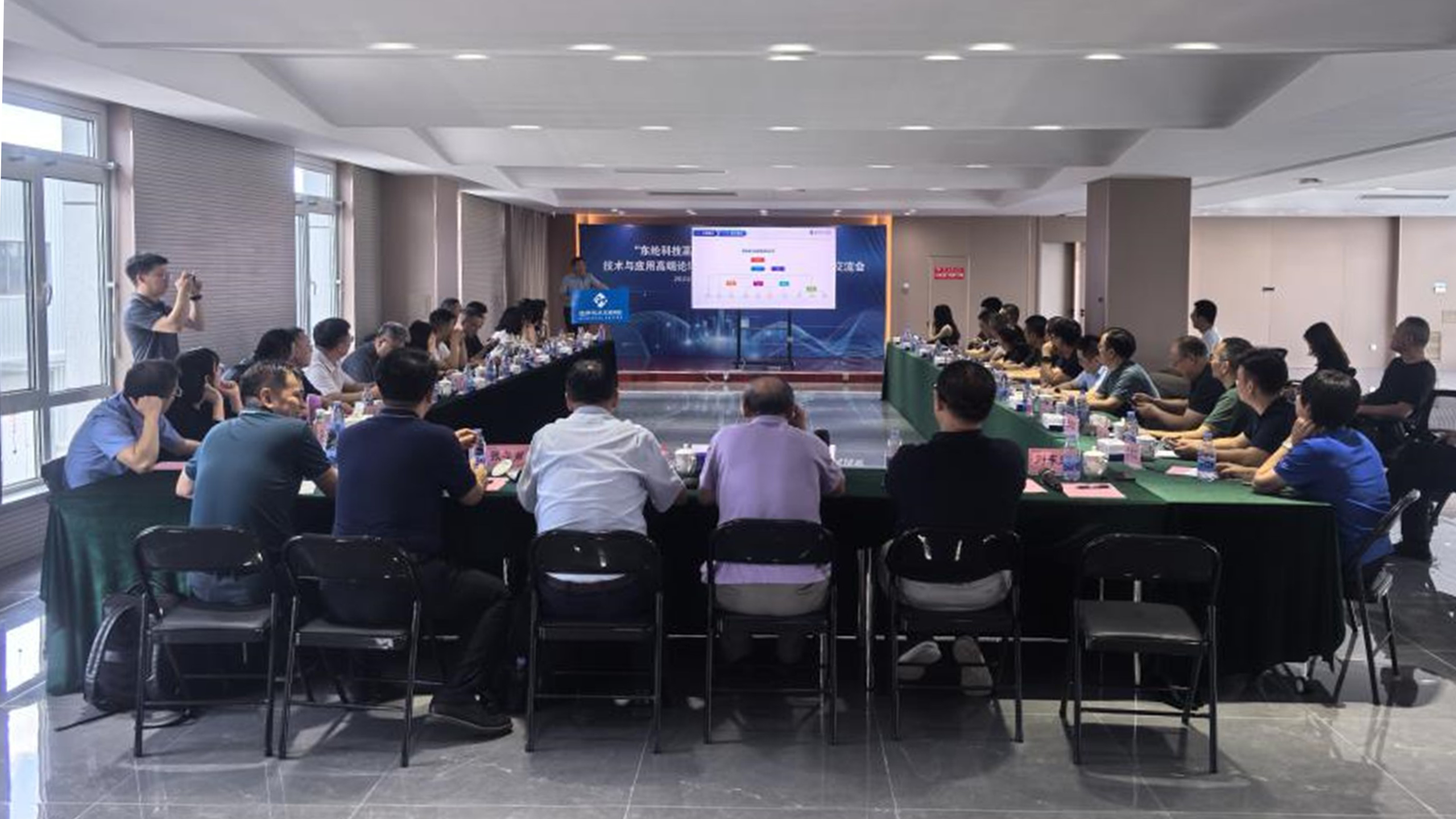 “東綸科技高端醫(yī)衛(wèi)用水刺非織造布生產(chǎn)線”技術(shù)與應(yīng)用高端論壇<br>在天津?yàn)I海成功舉辦